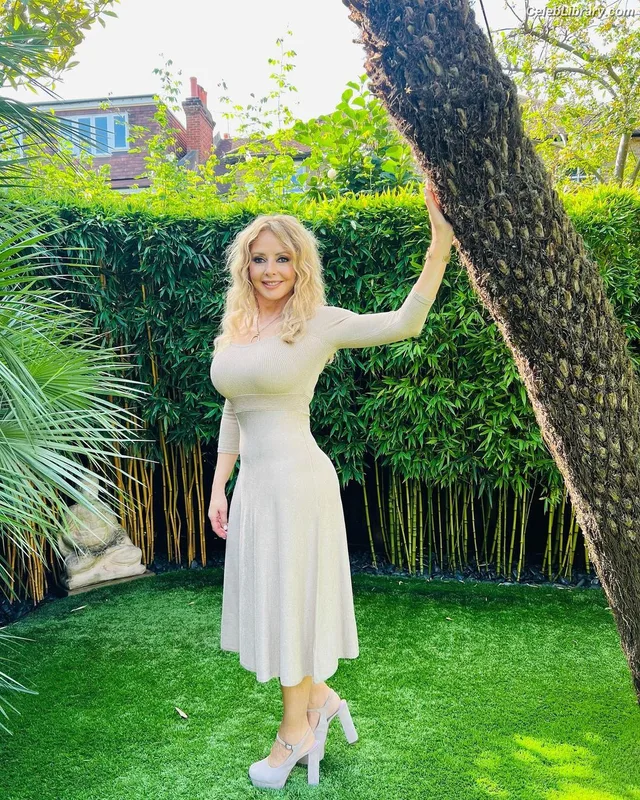 Carol Vorderman photo 3 of 679