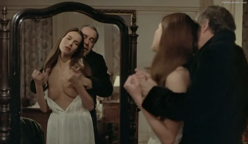 Carole Bouquet photo 24 of 39