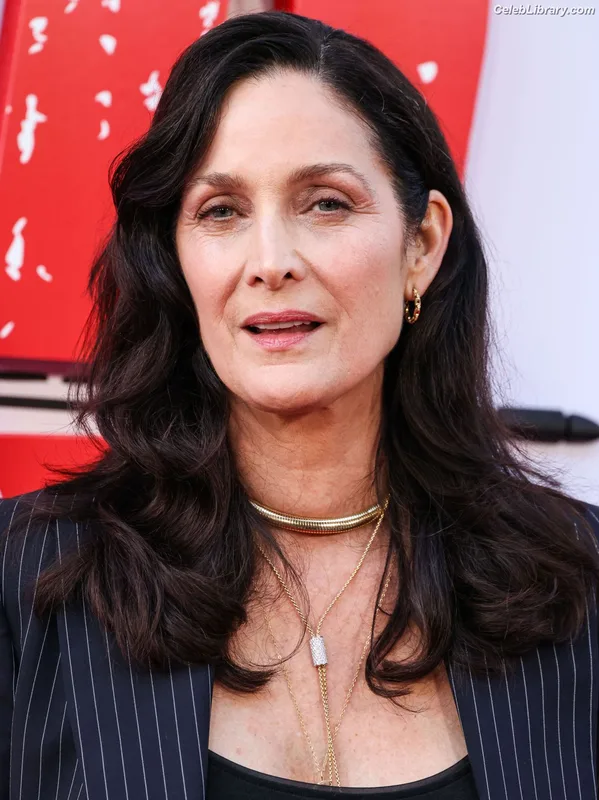 Carrie Anne Moss photo 16 of 25