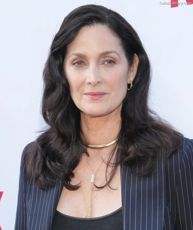 Carrie Anne Moss photo 20 of 25