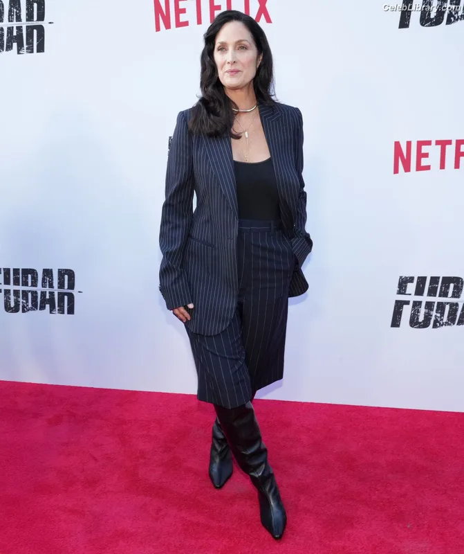 Carrie Anne Moss photo 22 of 25