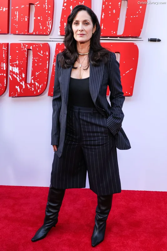 Carrie Anne Moss photo 23 of 25