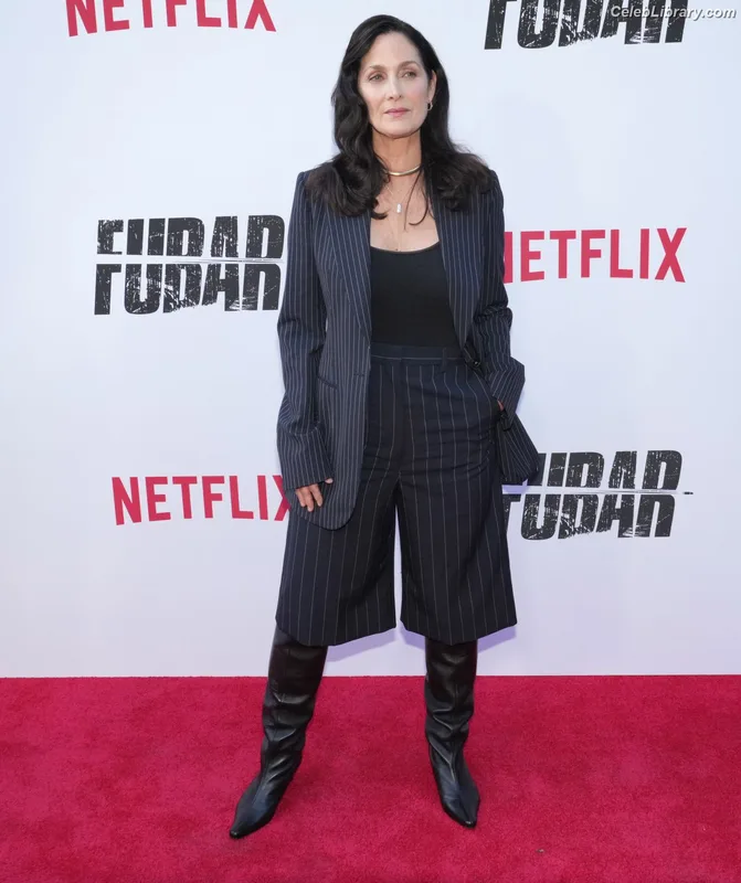 Carrie Anne Moss photo 24 of 25