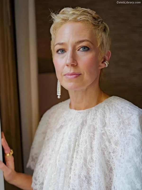 Carrie Coon photo 6 of 96