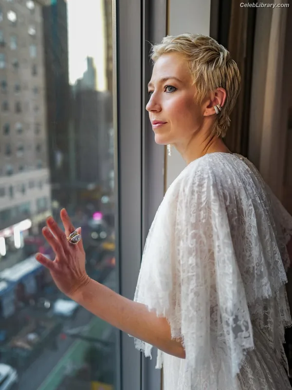 Carrie Coon photo 7 of 96