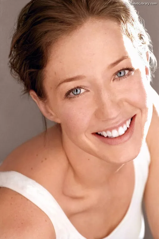 Carrie Coon photo 4 of 96