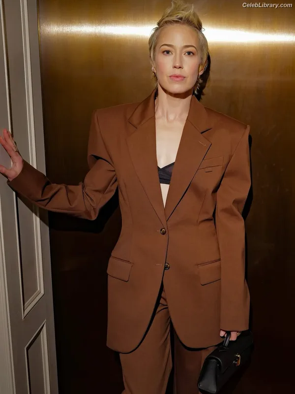 Carrie Coon photo 2 of 96