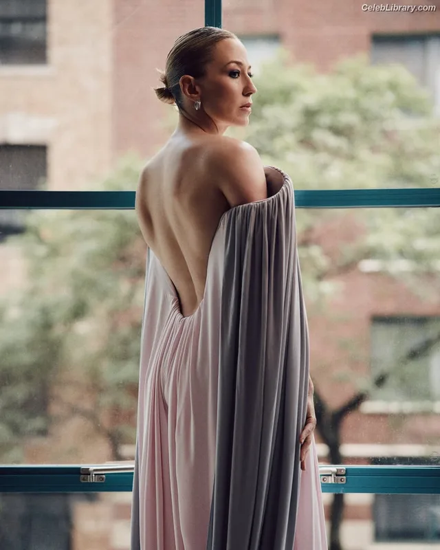 Carrie Coon photo 13 of 96