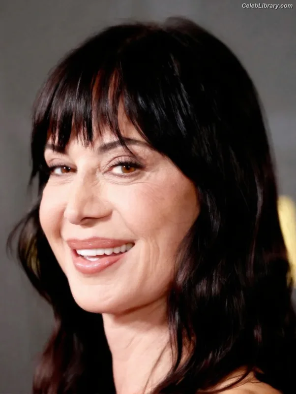 Catherine Bell photo 6 of 179