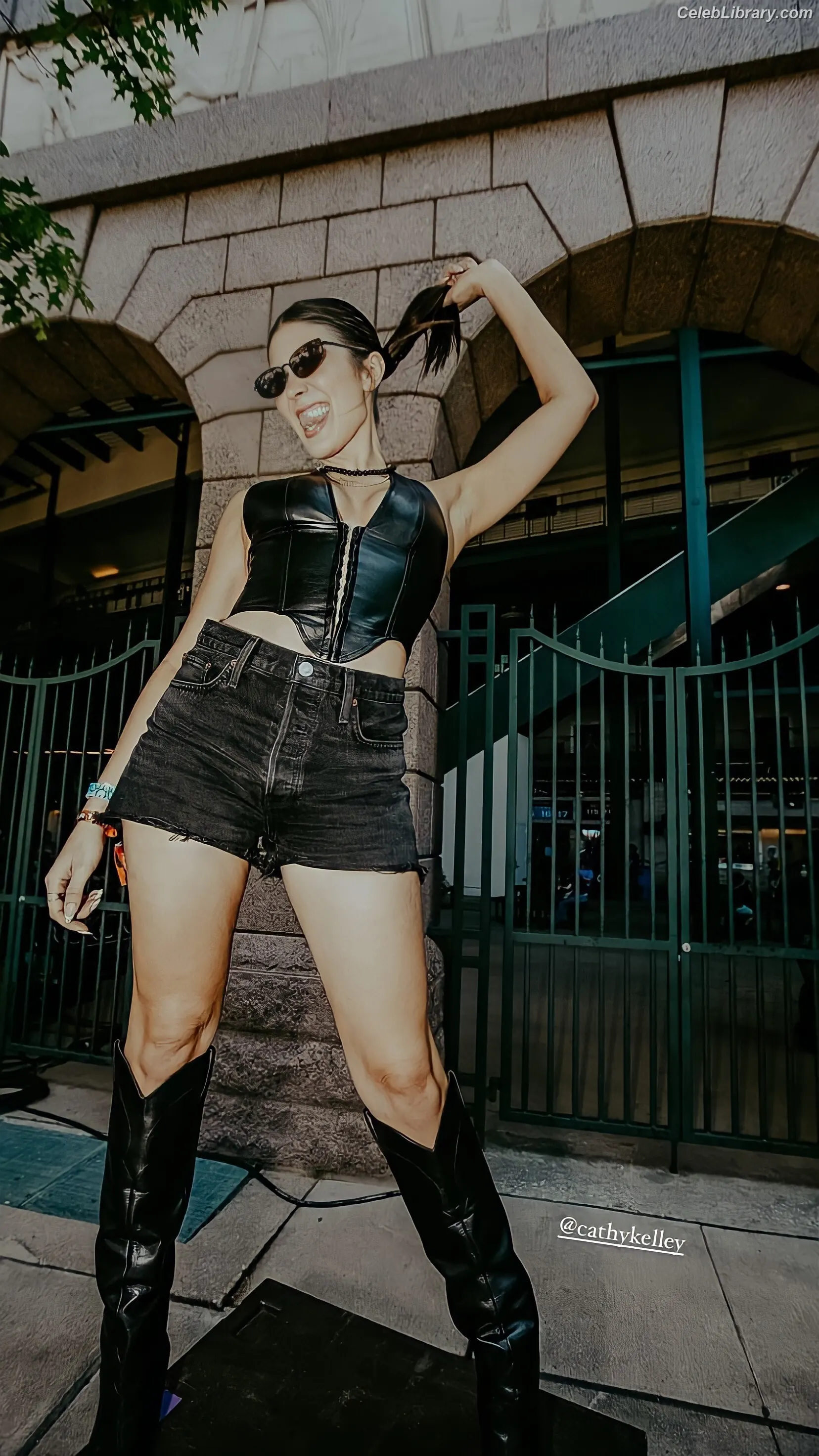 Cathy Kelley photo 16 of 1410