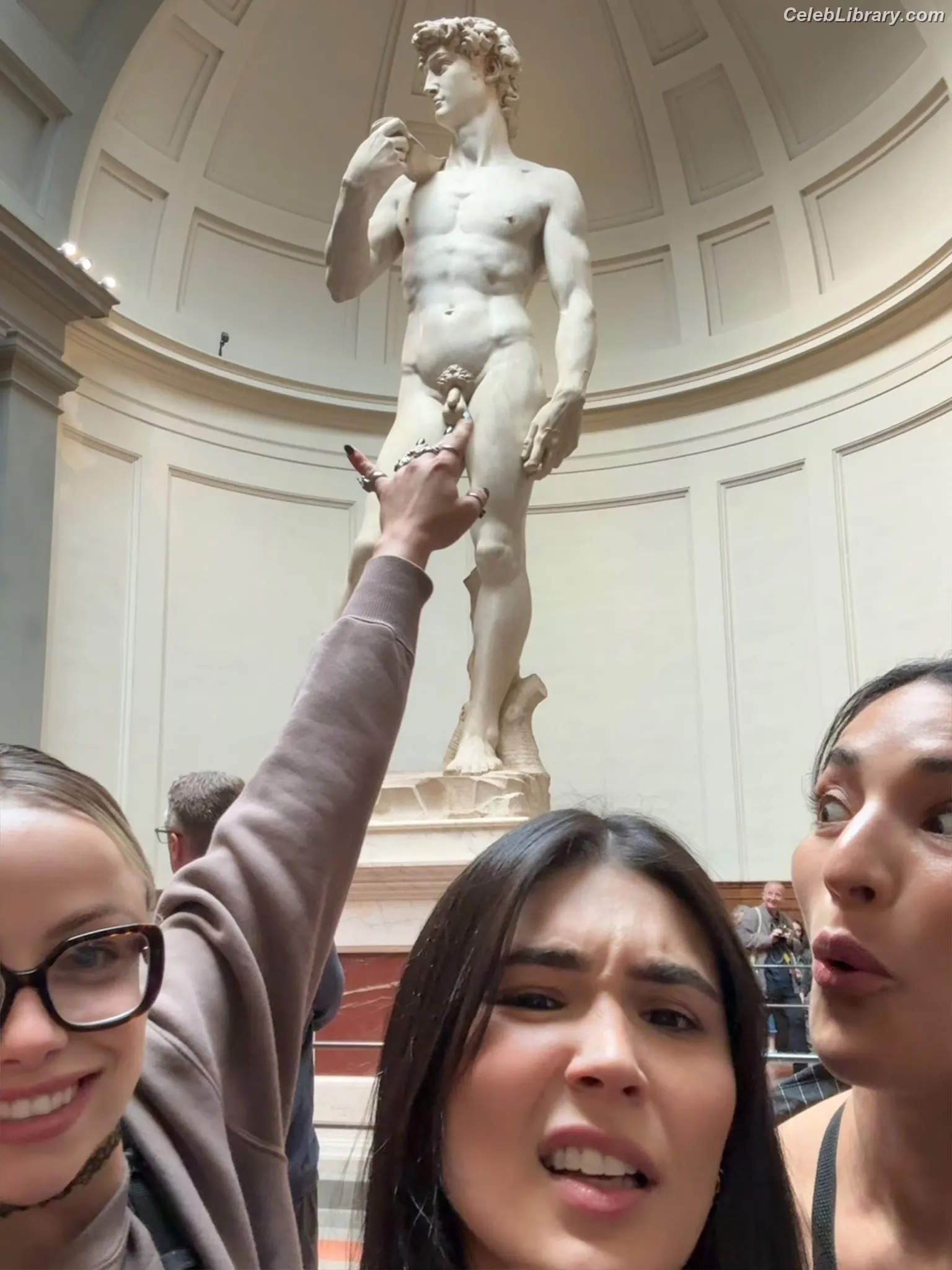 Cathy Kelley photo 1 of 1410