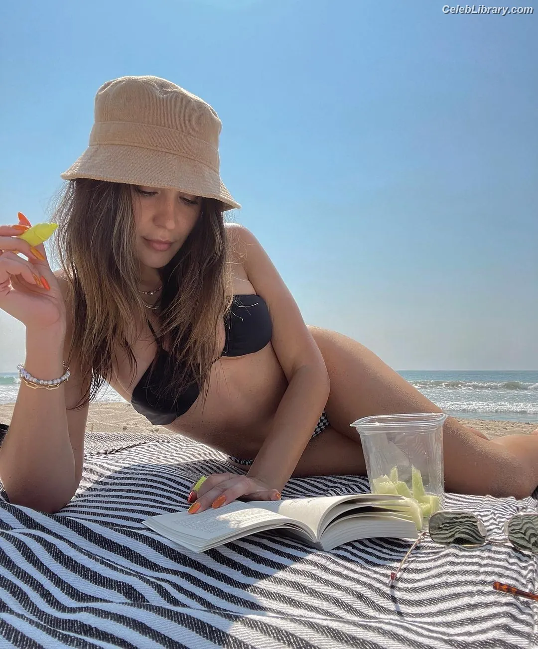 Cathy Kelley photo 9 of 1410