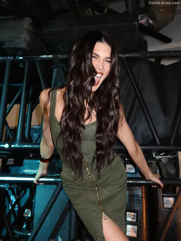 Cathy Kelley photo 13 of 1427