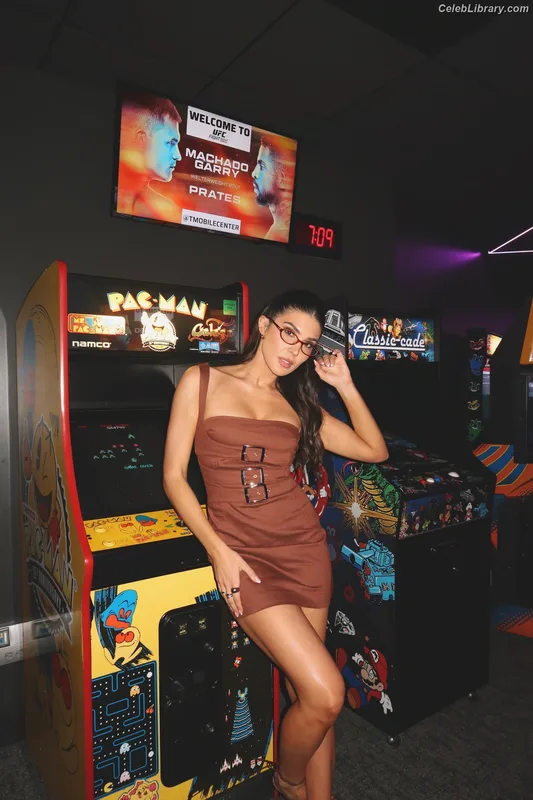 Cathy Kelley photo 8 of 1427
