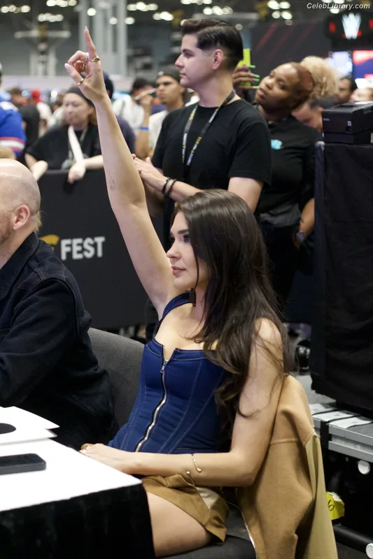Cathy Kelley photo 2 of 1427