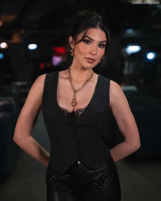 Cathy Kelley photo 12 of 1427