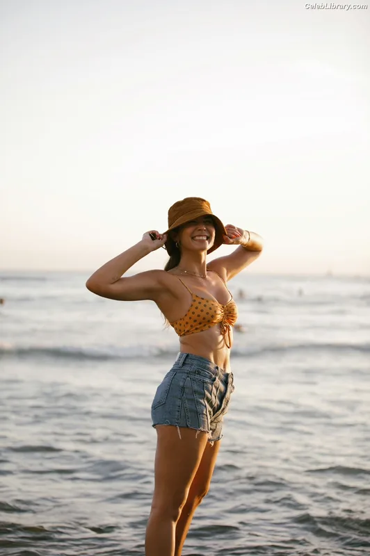 Cathy Kelley photo 1 of 1427