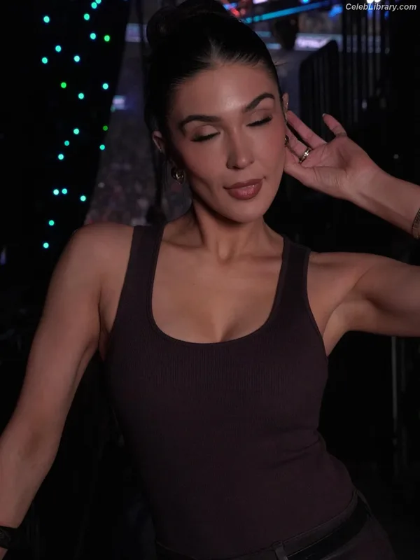 Cathy Kelley photo 16 of 1427