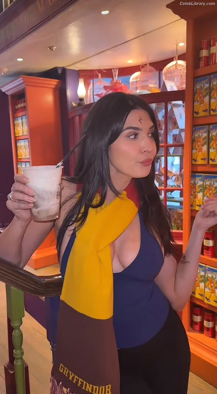 Cathy Kelley photo 10 of 1427