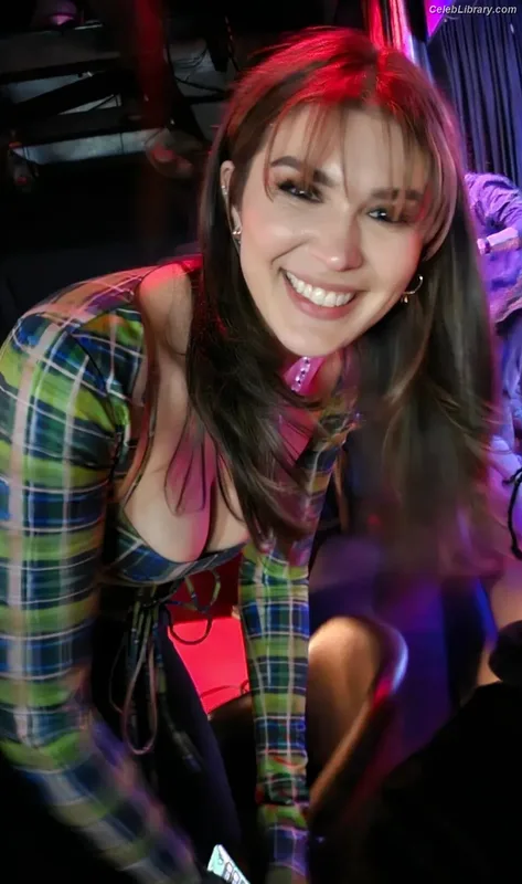 Cathy Kelley photo 8 of 1427