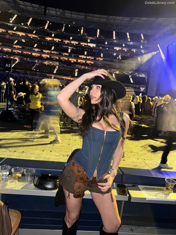 Cathy Kelley photo 17 of 1427