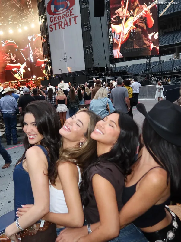 Cathy Kelley photo 18 of 1427
