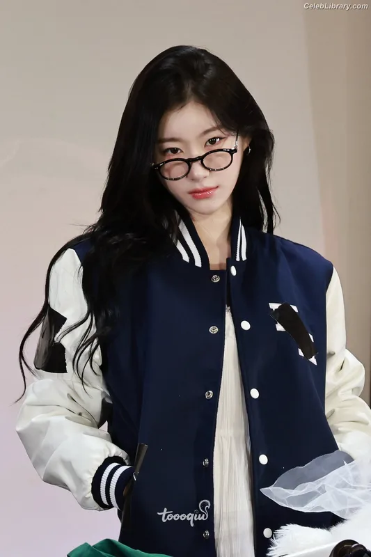 Chaeryeong - ITZY (채령) photo 7 of 660