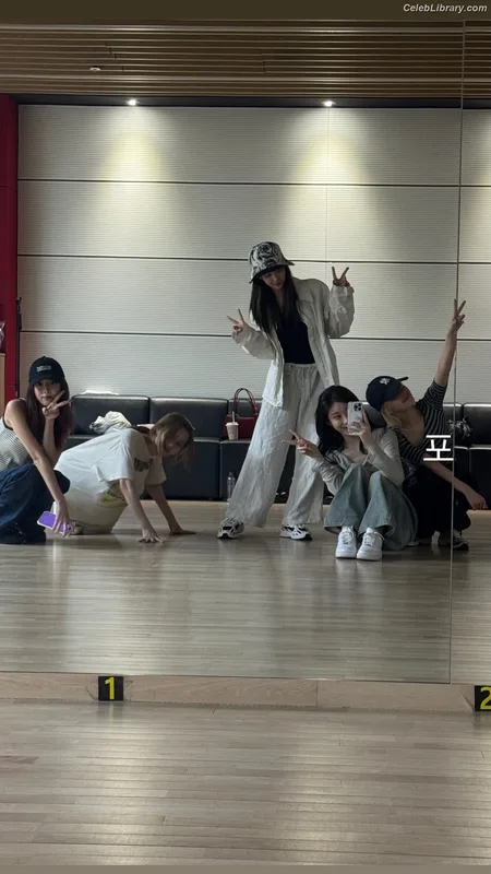 Chaeryeong - ITZY (채령) photo 17 of 660
