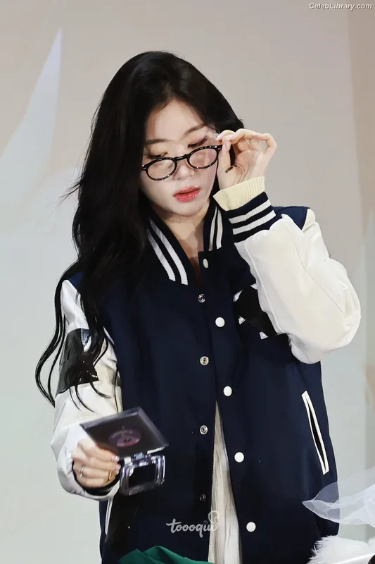 Chaeryeong - ITZY (채령) photo 20 of 660