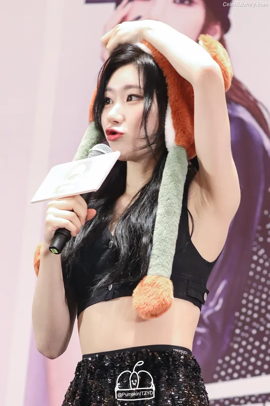 Chaeryeong - ITZY (채령) photo 21 of 660