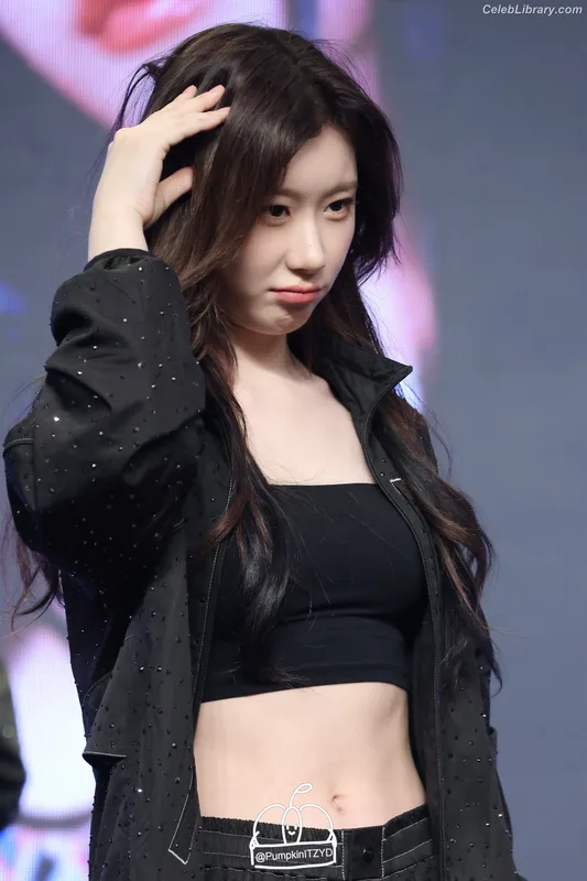 Chaeryeong - ITZY (채령) photo 2 of 660