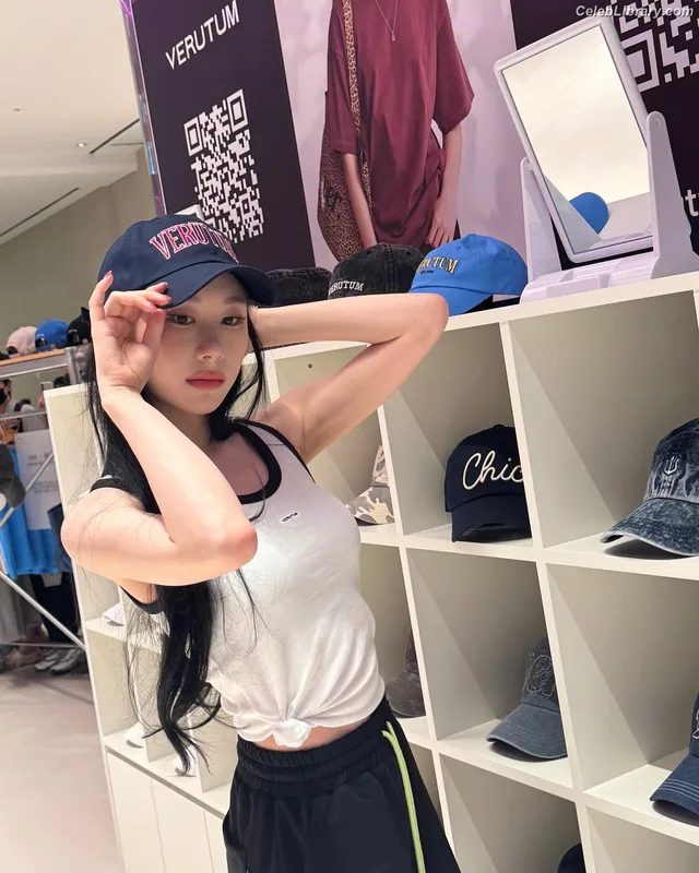Chaeryeong - ITZY (채령) photo 3 of 660