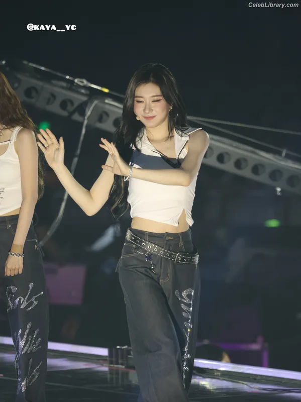Chaeryeong - ITZY (채령) photo 15 of 660