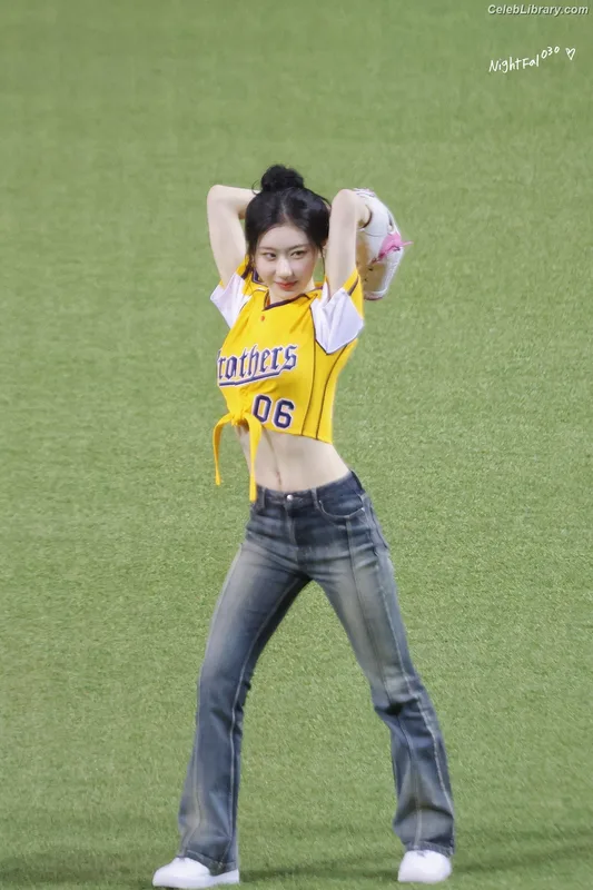 Chaeryeong - ITZY (채령) photo 7 of 660