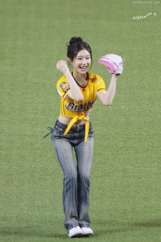 Chaeryeong - ITZY (채령) photo 10 of 660