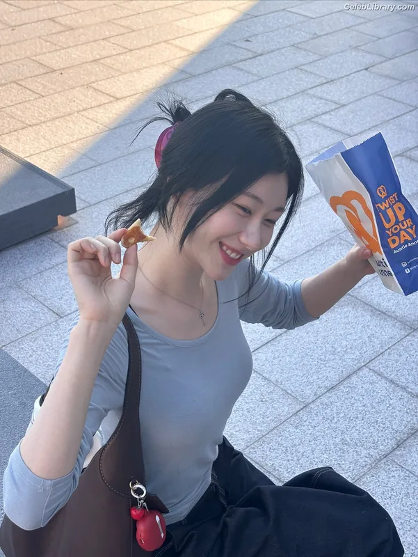 Chaeryeong - ITZY (채령) photo 14 of 660