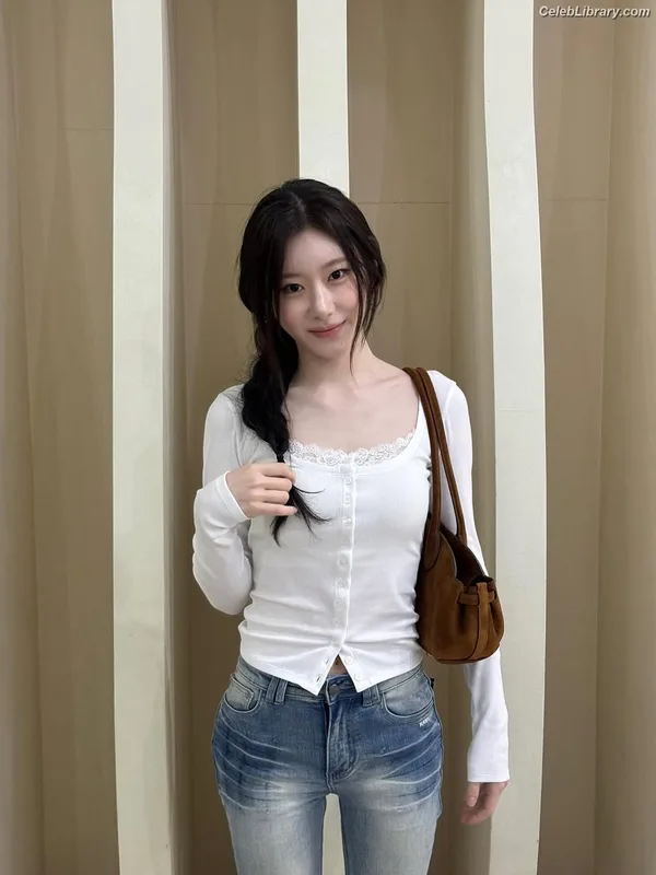 Chaeryeong - ITZY (채령) photo 12 of 660