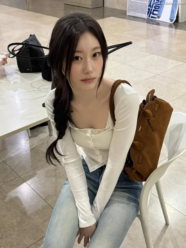Chaeryeong - ITZY (채령) photo 17 of 660