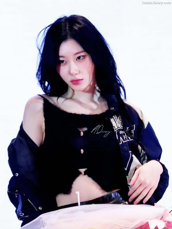 Chaeryeong - ITZY (채령) photo 24 of 660