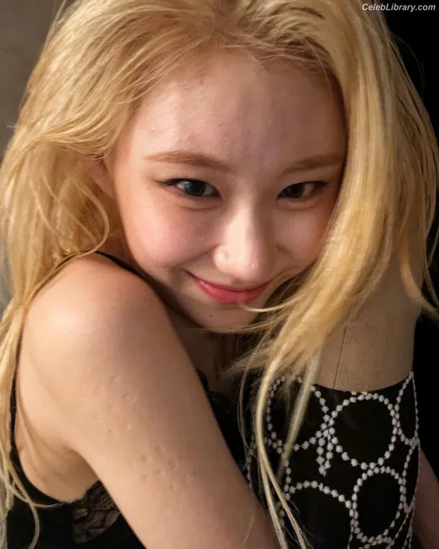 Chaeryeong - ITZY (채령) photo 10 of 660