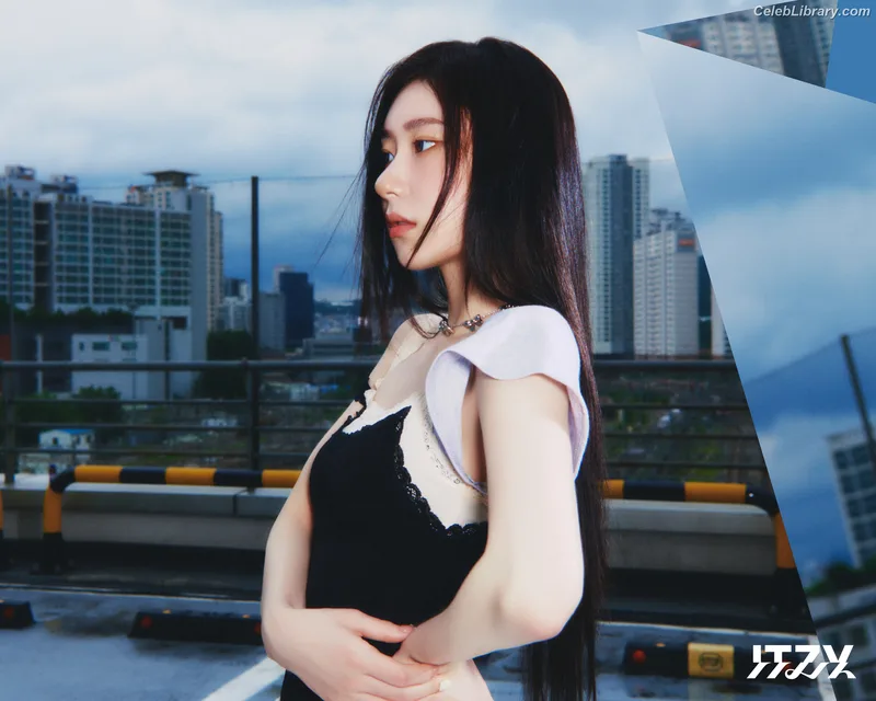 Chaeryeong - ITZY (채령) photo 13 of 660