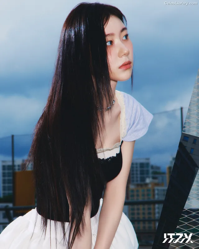 Chaeryeong - ITZY (채령) photo 14 of 660