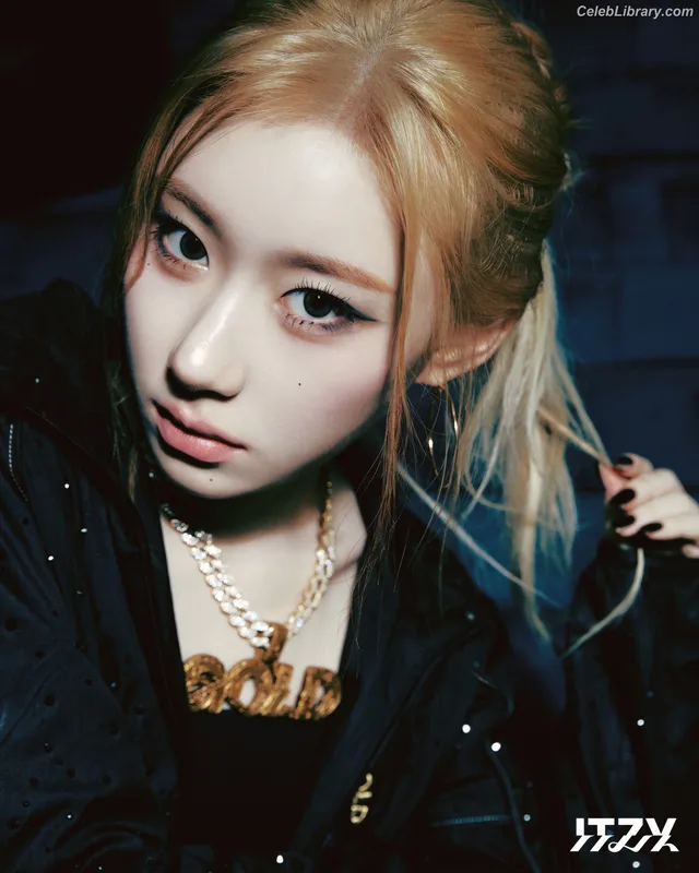 Chaeryeong - ITZY (채령) photo 17 of 660