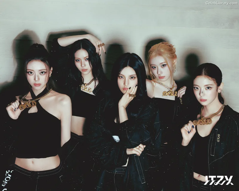 Chaeryeong - ITZY (채령) photo 15 of 660