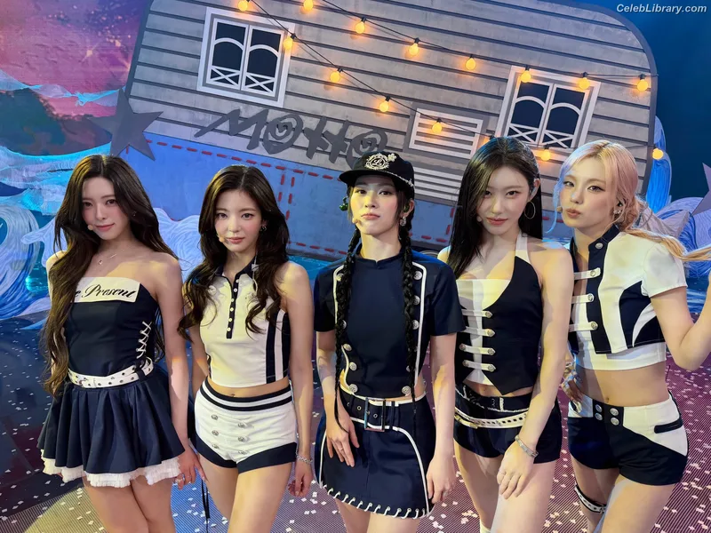 Chaeryeong - ITZY (채령) photo 23 of 660