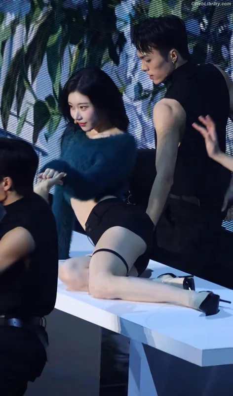 Chaeryeong - ITZY (채령) photo 10 of 660