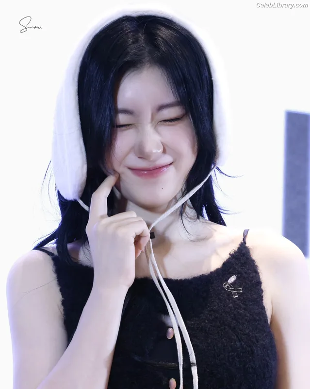 Chaeryeong - ITZY (채령) photo 20 of 660