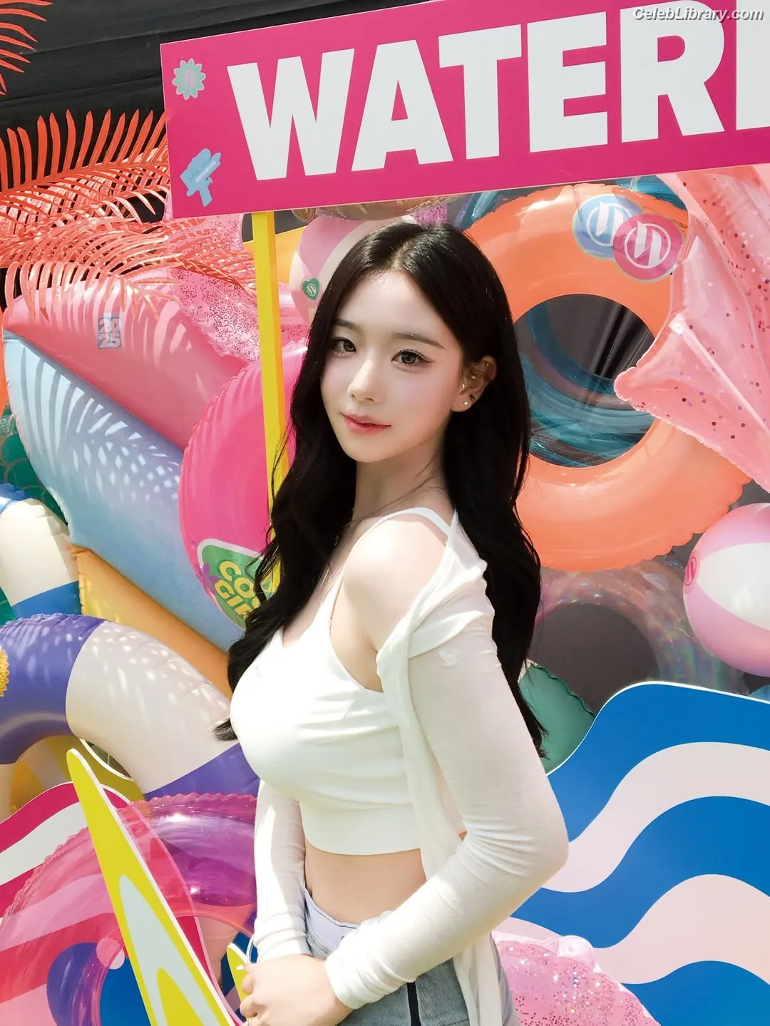 Chaeyeon (ΓRIPLΣ S  TRIPLE S) photo 1 of 8