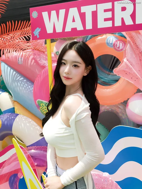 Chaeyeon (ΓRIPLΣ S  TRIPLE S) photo 1 of 9