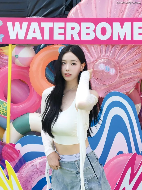Chaeyeon (ΓRIPLΣ S  TRIPLE S) photo 2 of 9